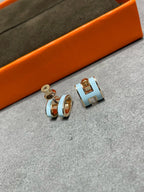??Loco?¡¥POP H SKY BLUE STUD EARRINGS