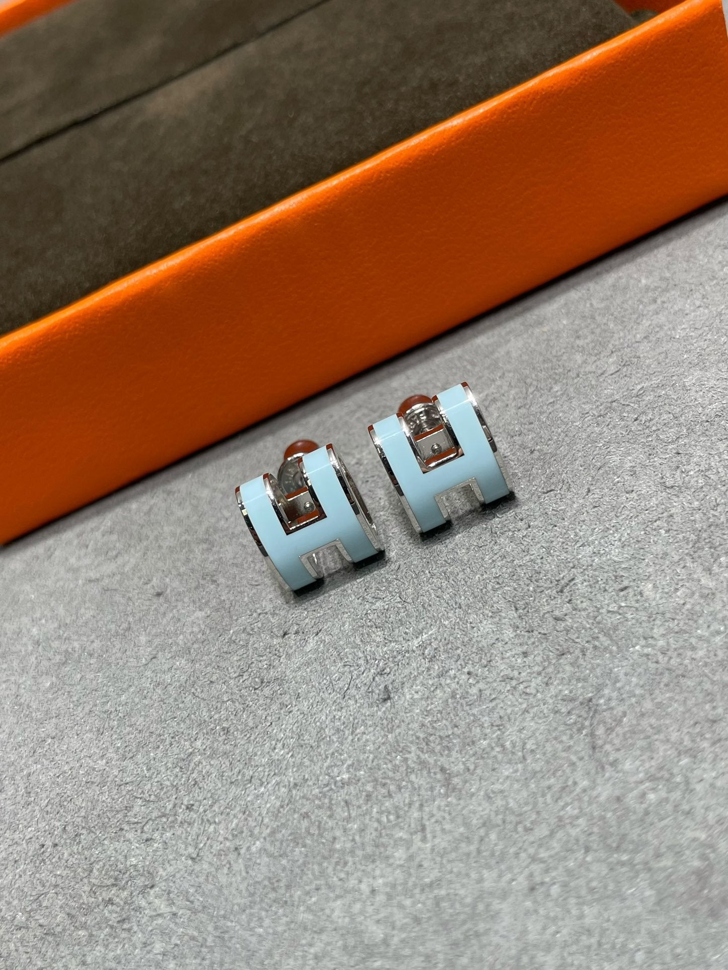 ??Loco?¡¥POP H SKY BLUE STUD EARRINGS