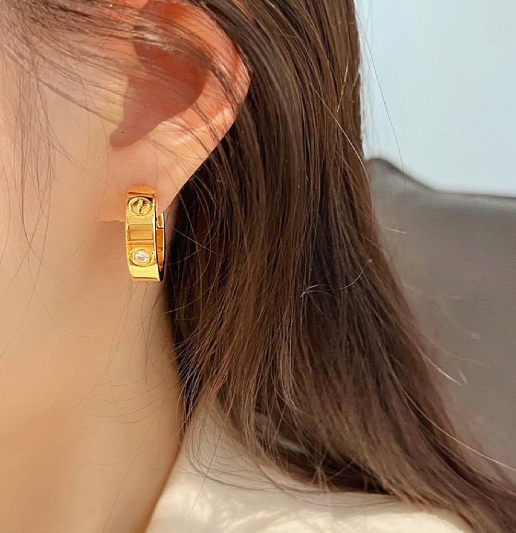 ??Loco?¡¥LOVE 5.5MM 1 DIAMOND EARRINGS