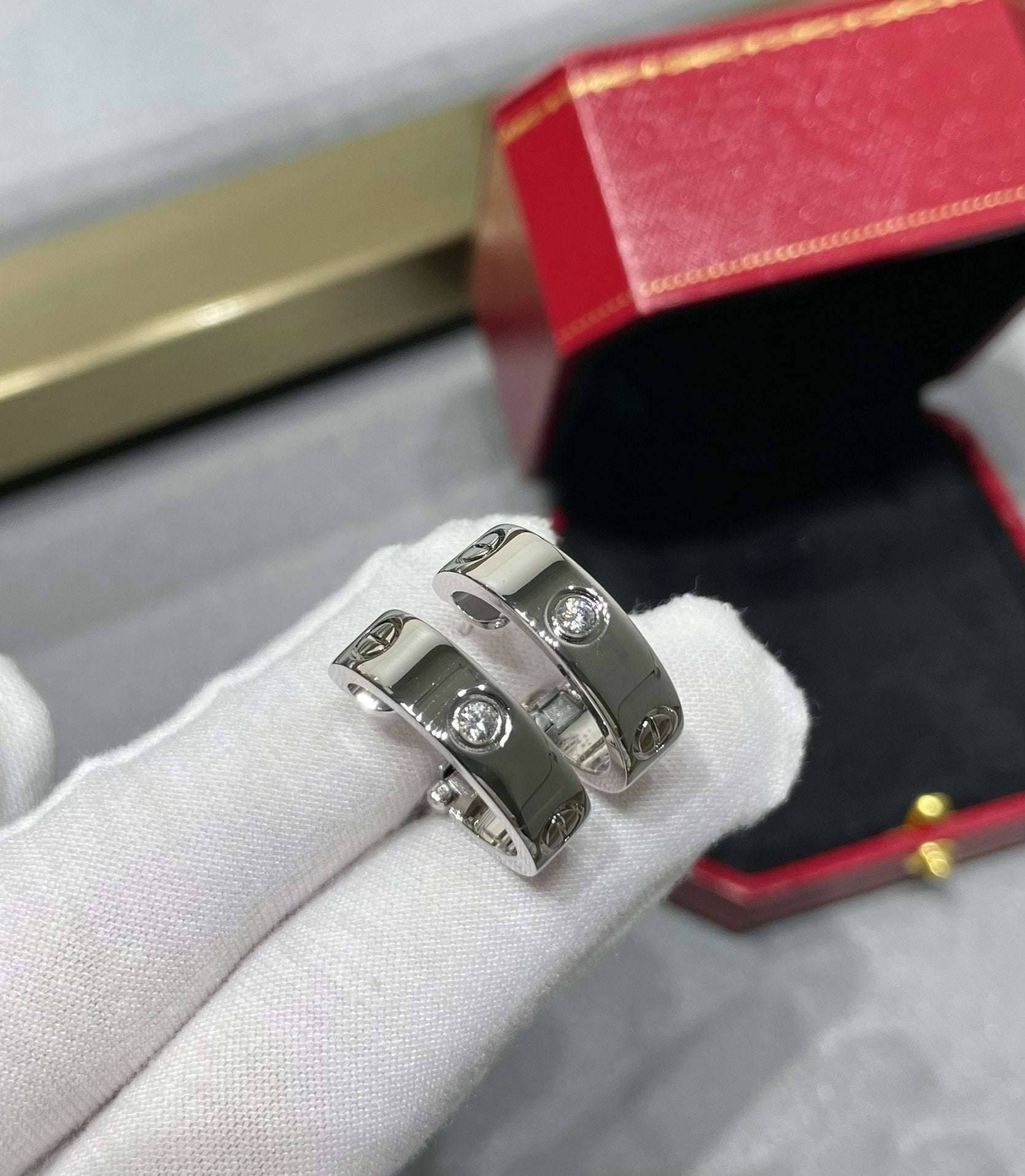 ??Loco?¡¥LOVE 5.5MM 1 DIAMOND EARRINGS