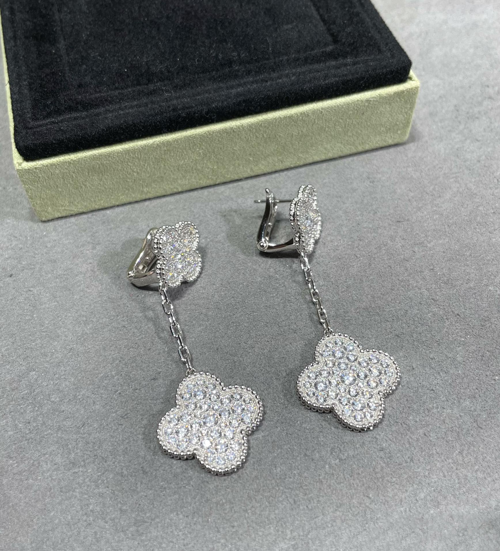 ??Loco?¡¥CLOVER 2 MOTIFS DIAMOND PAVED SILVER EARRINGS