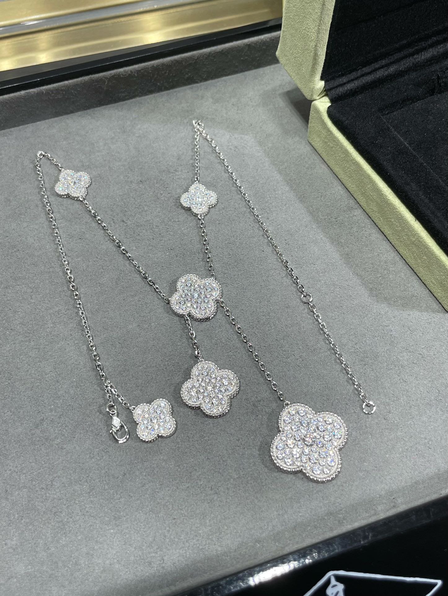 ??Loco?¡¥CLOVER 6 MOTIF DIAMOND PAVED NECKLACE
