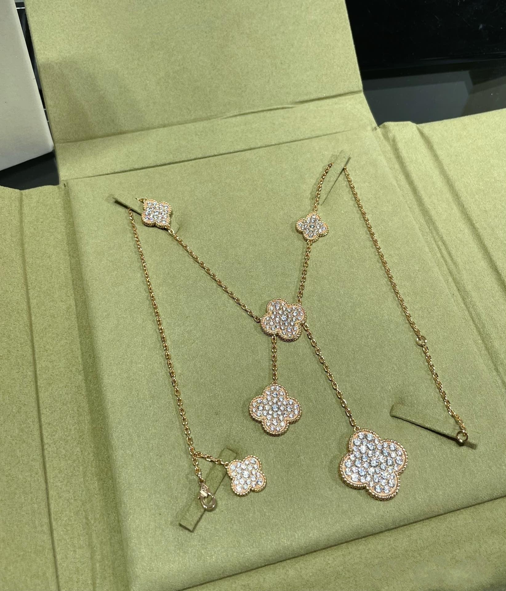 ??Loco?¡¥CLOVER 6 MOTIF DIAMOND PAVED NECKLACE