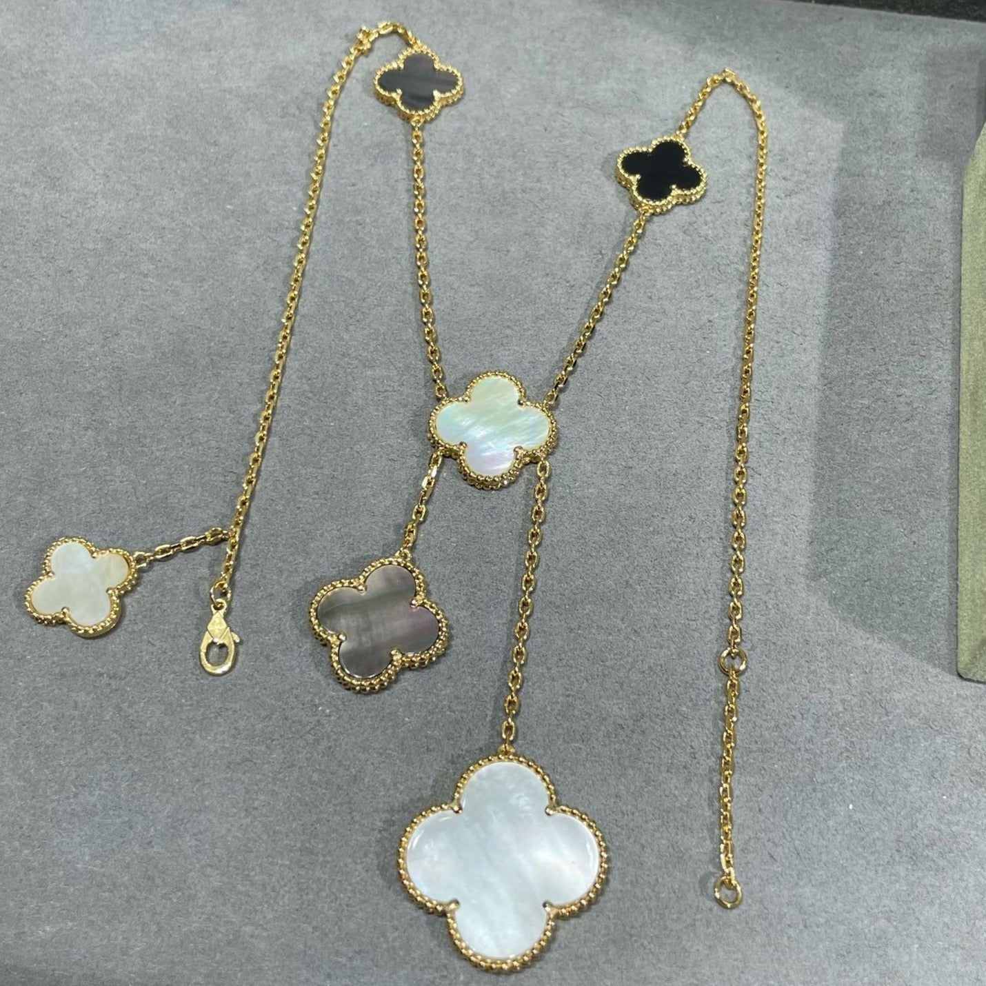 ??Loco?¡¥CLOVER 6 MOTIF MOP ONYX GOLD NECKLACE