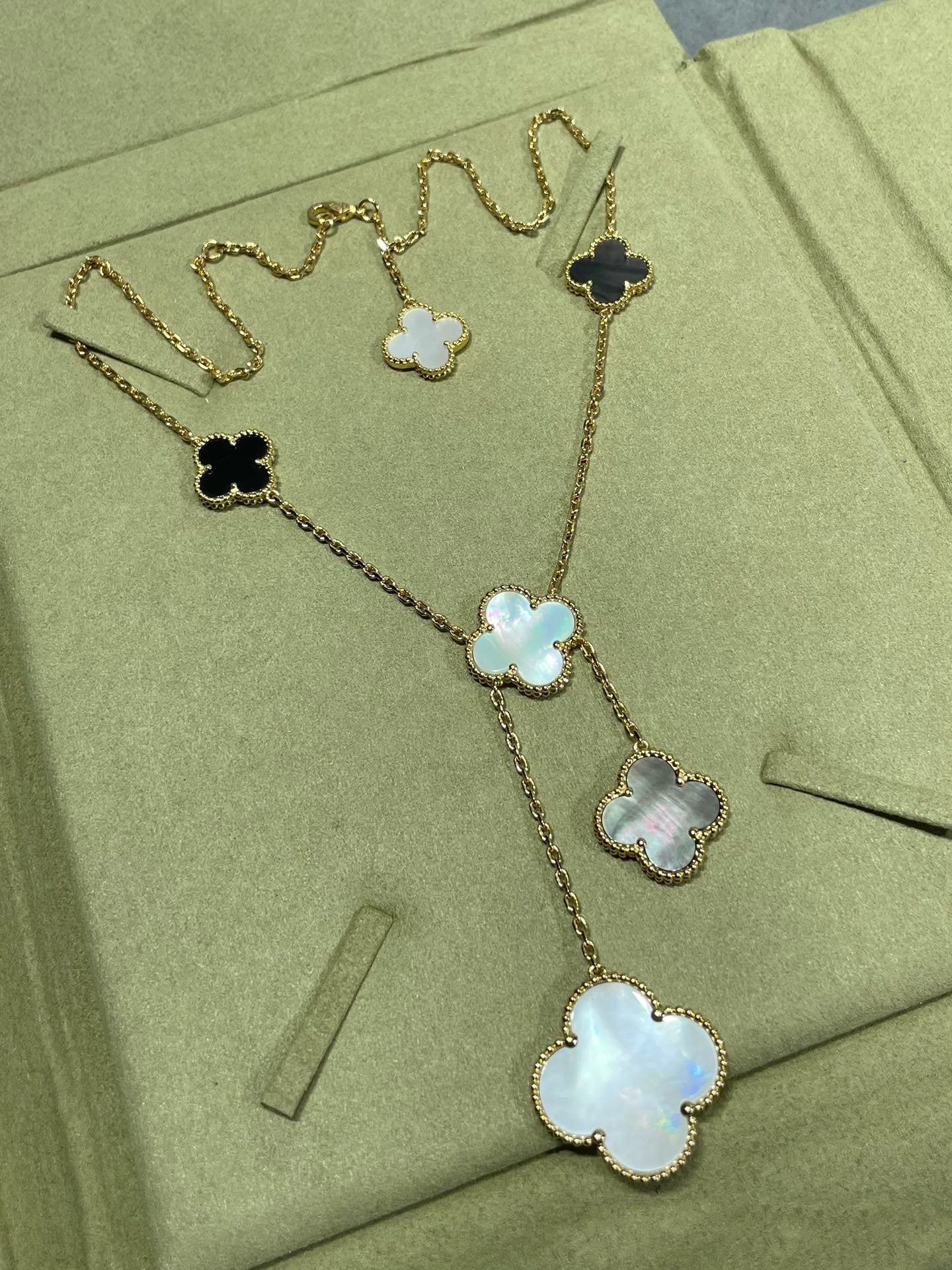 ??Loco?¡¥CLOVER 6 MOTIF MOP ONYX GOLD NECKLACE