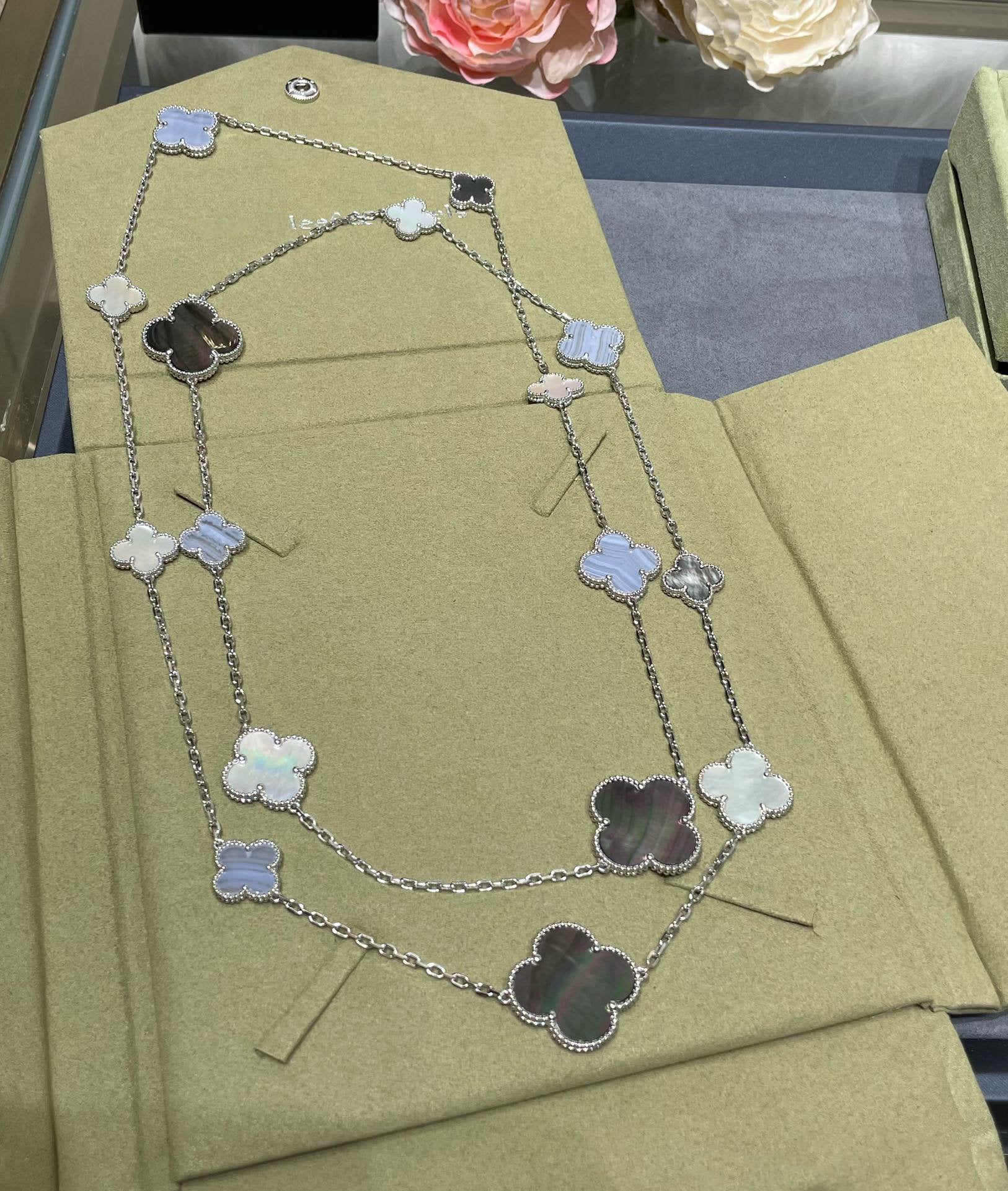 ??Loco?¡¥CLOVER 16 MOTIF CHALCEDONY MOP SILVER NECKLACE