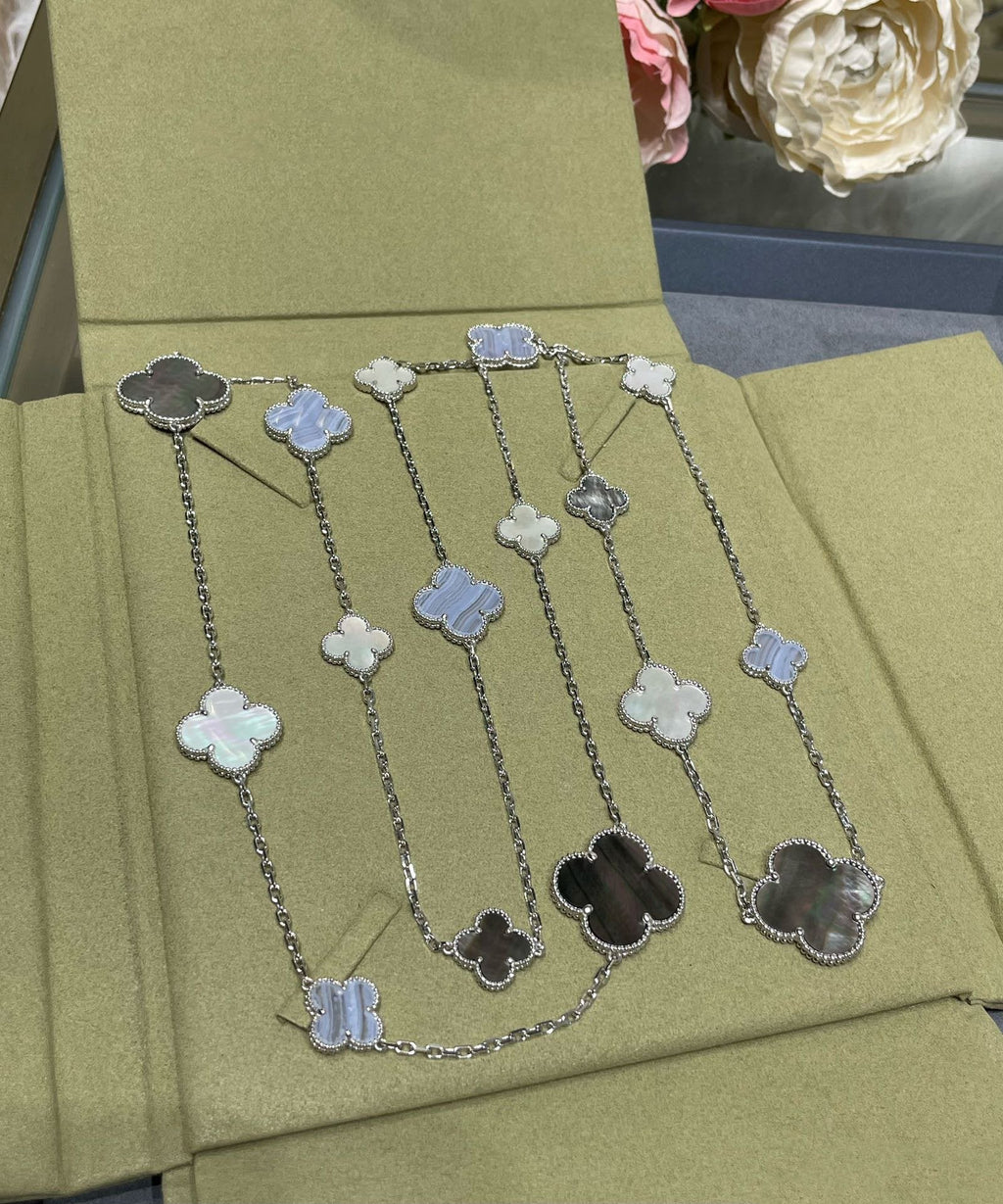??Loco?¡¥CLOVER 16 MOTIF CHALCEDONY MOP SILVER NECKLACE