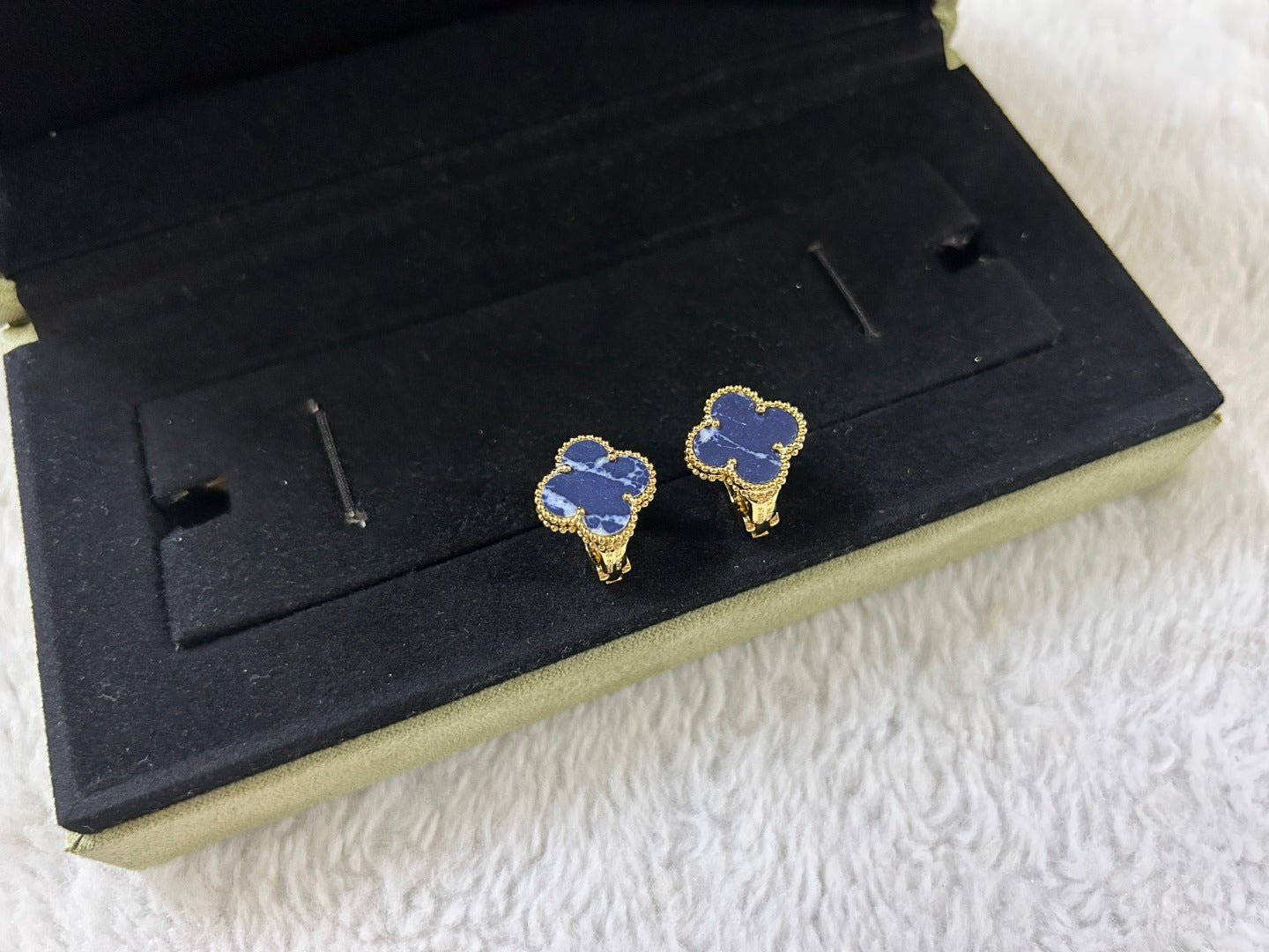 ??Loco?¡¥CLOVER PIETERSITE MEDIUM STUD EARRINGS