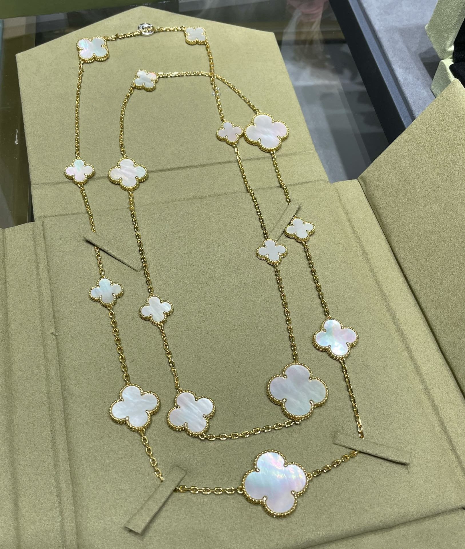??Loco?¡¥CLOVER 16 MOTIF WHITE MOP GOLD NECKLACE