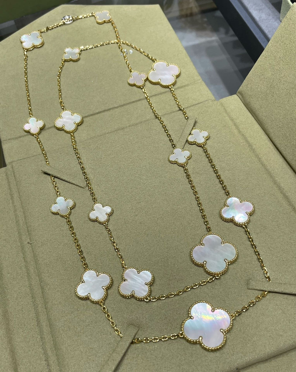 ??Loco?¡¥CLOVER 16 MOTIF WHITE MOP GOLD NECKLACE