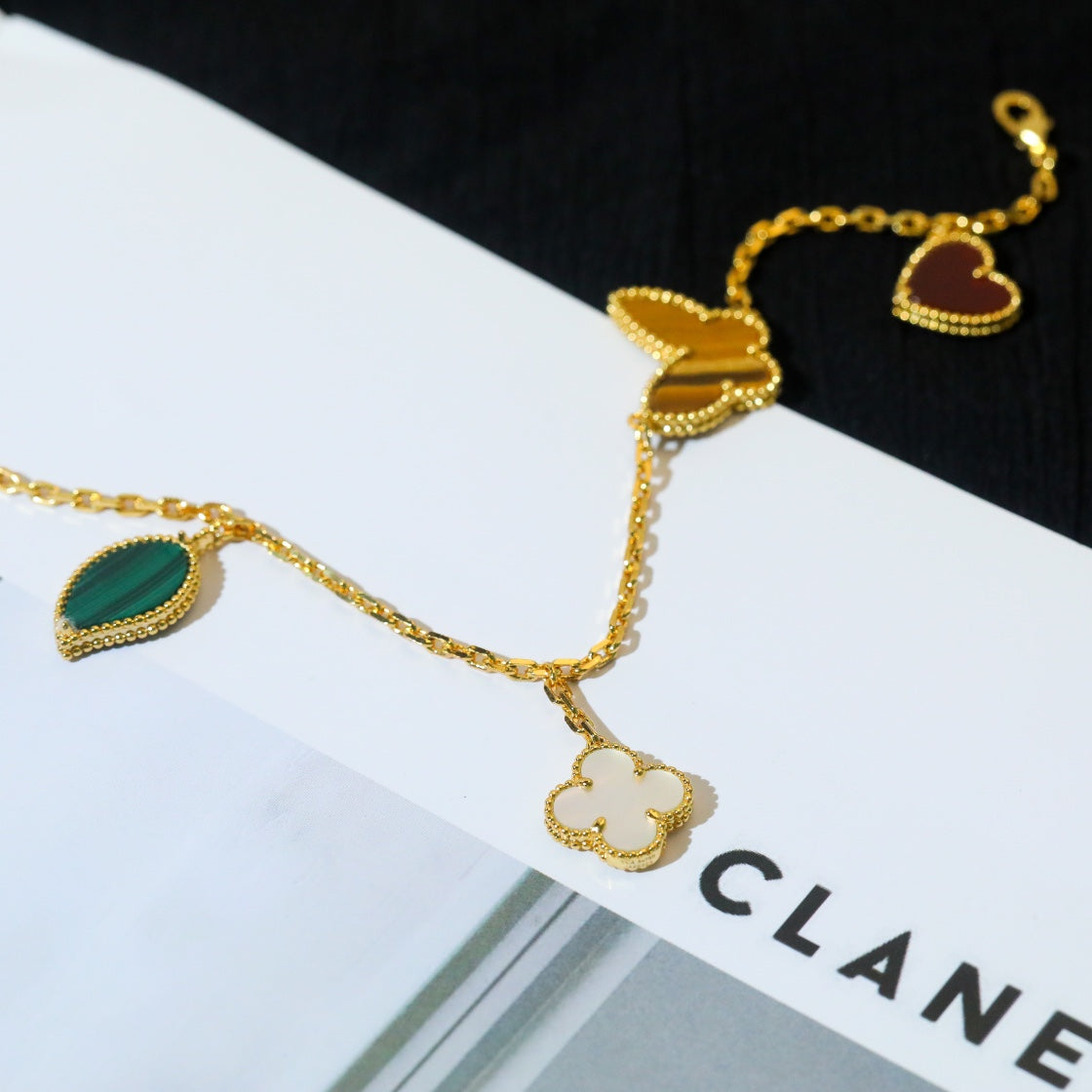 ??Loco?¡¥LUCKY SPRING 5 MOTIF GOLD BRACELET