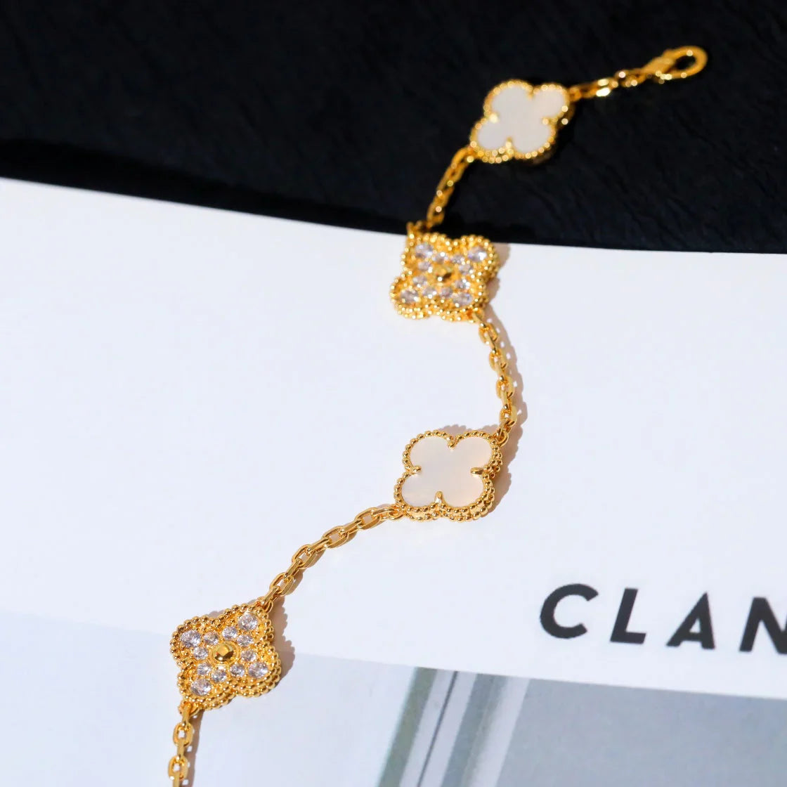 [Moco jewelrys]CLOVER WHITE PEARL MOP 5 MOTIF BRACELET COLLECTION