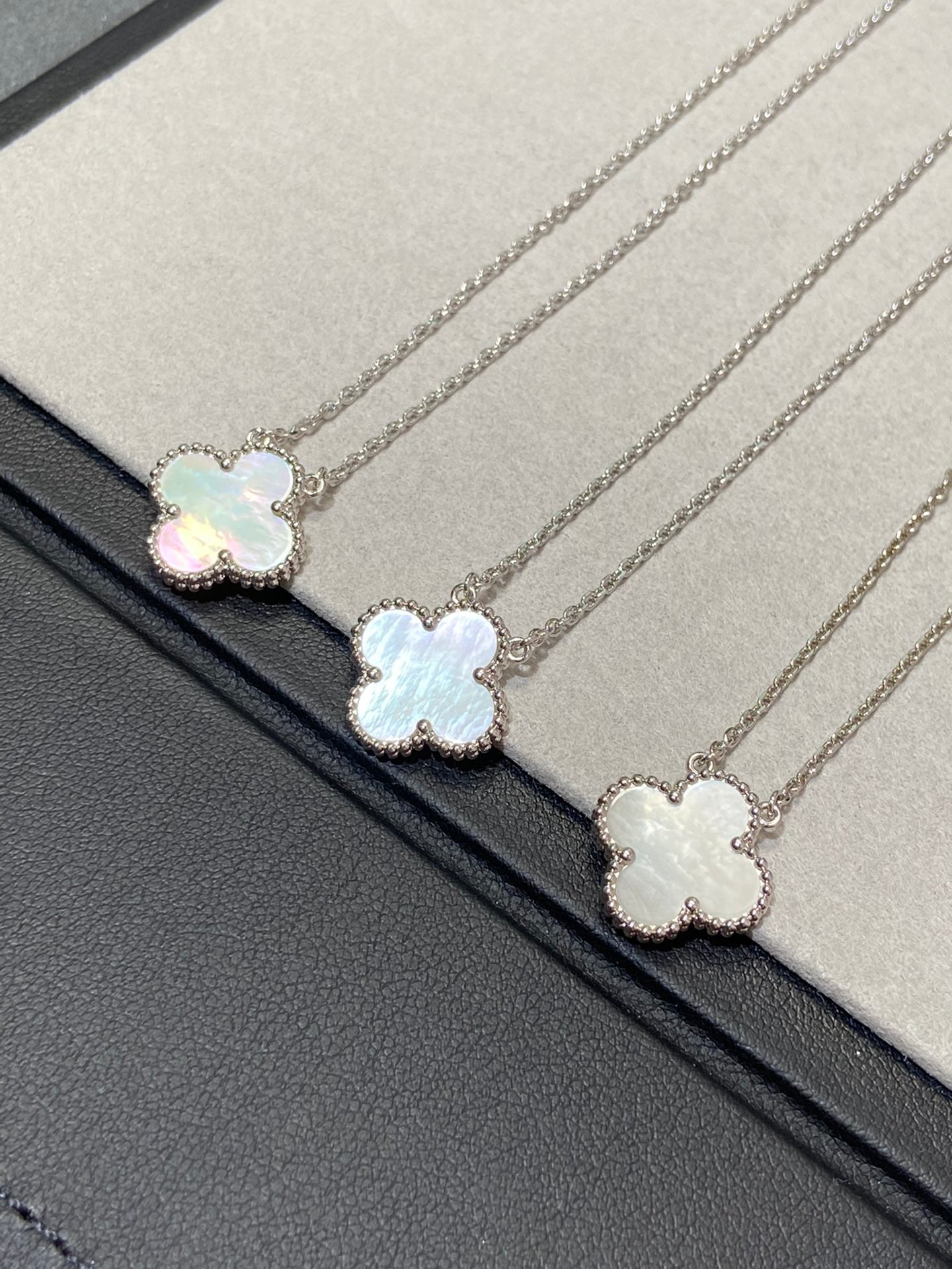 ??Loco?¡¥CLOVER MEDIUM SILVER WHITE MOP NECKLACE