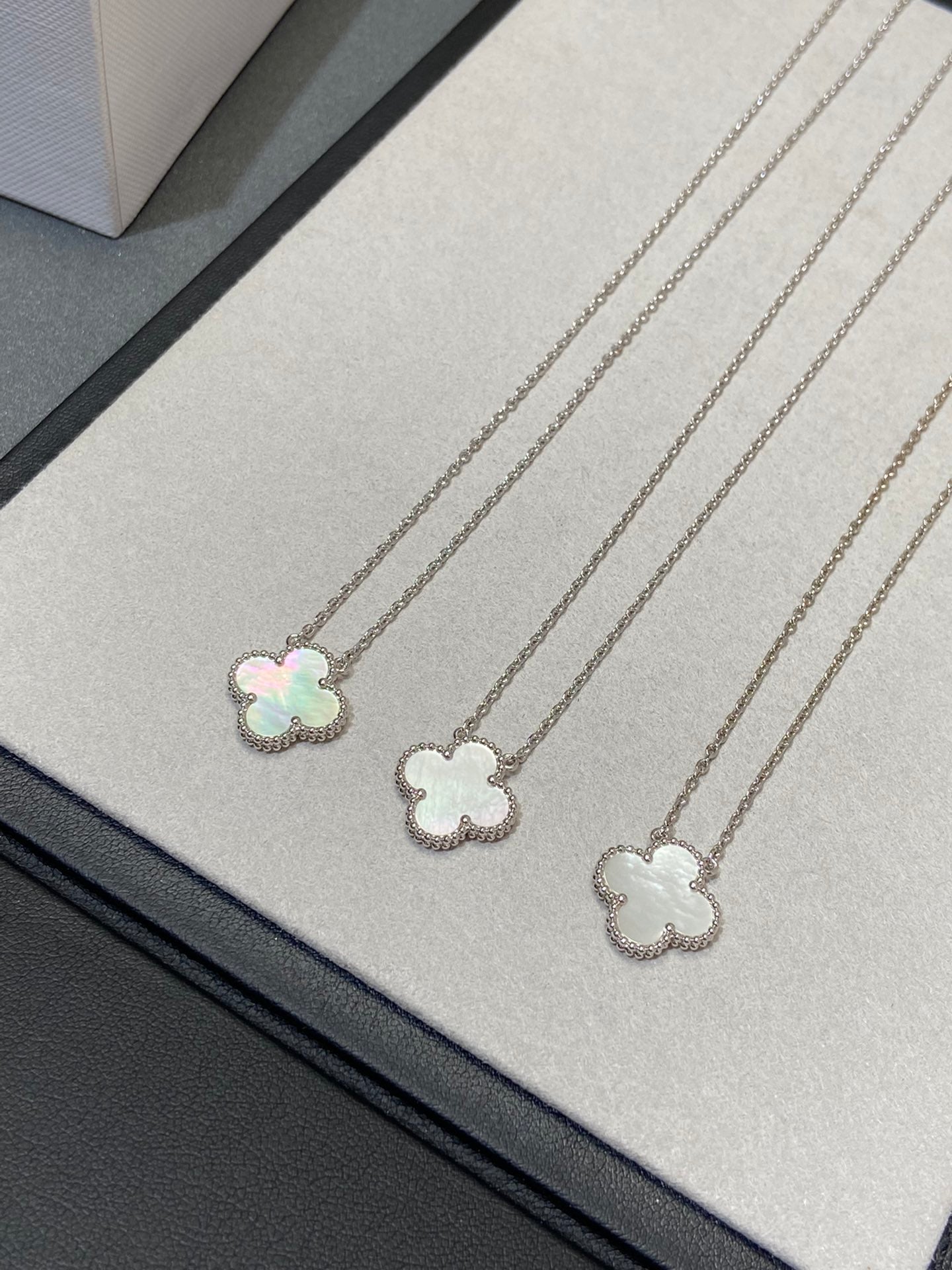 ??Loco?¡¥CLOVER MEDIUM SILVER WHITE MOP NECKLACE