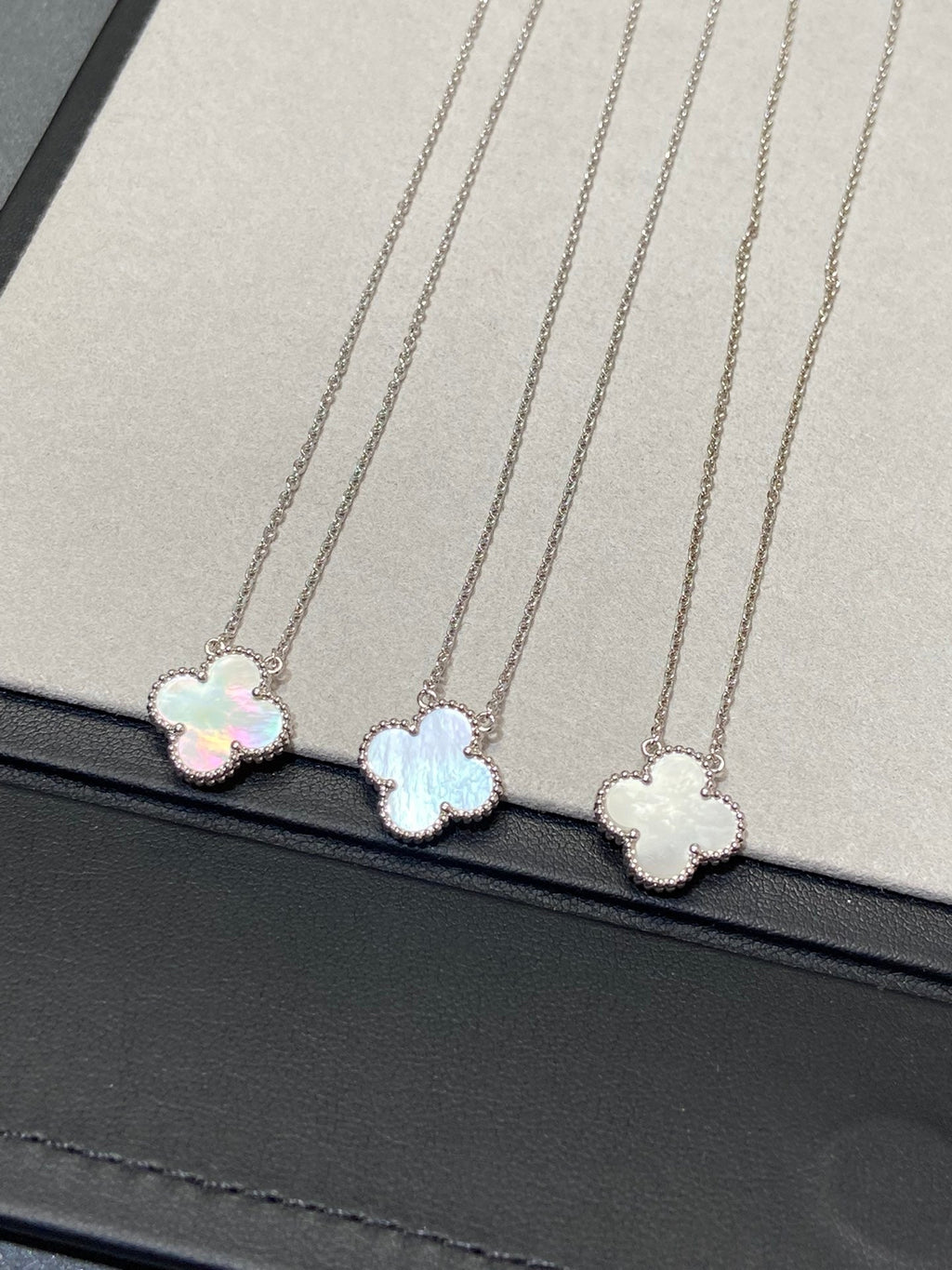??Loco?¡¥CLOVER MEDIUM SILVER WHITE MOP NECKLACE