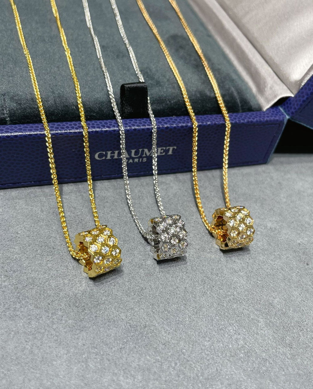 ??Loco?¡¥BEE LOVE DIAMOND PAVED 3 ROW NECKLACE