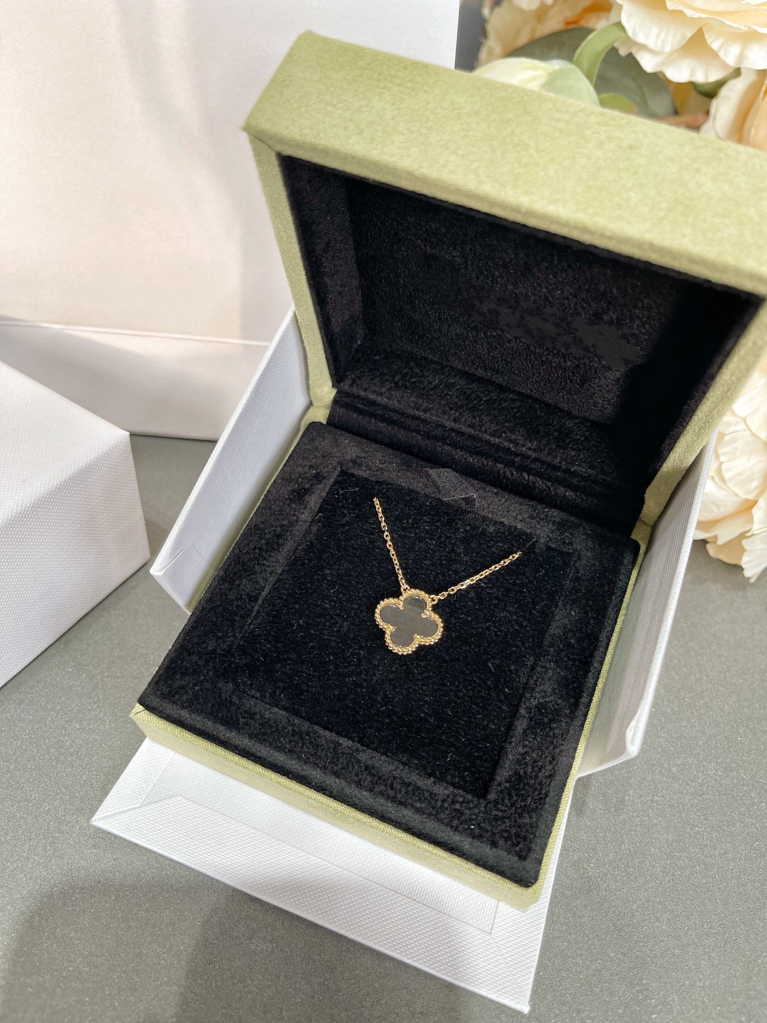 ??Loco?¡¥CLOVER ROCK CRYSTAL ROSE GOLD NECKLACE