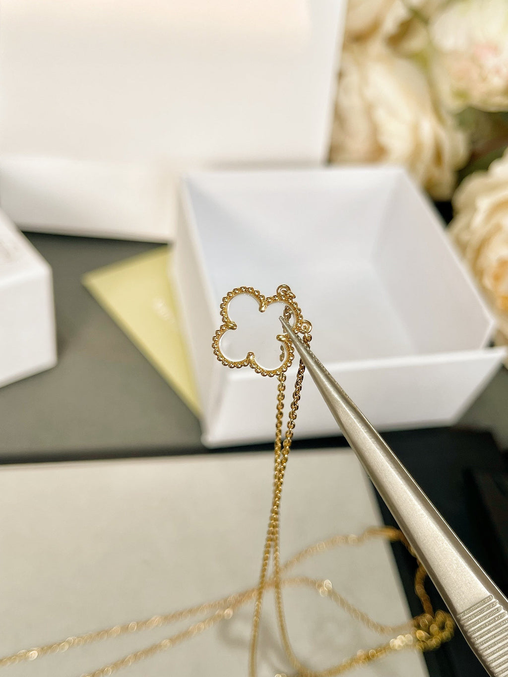 ??Loco?¡¥CLOVER ROCK CRYSTAL ROSE GOLD NECKLACE