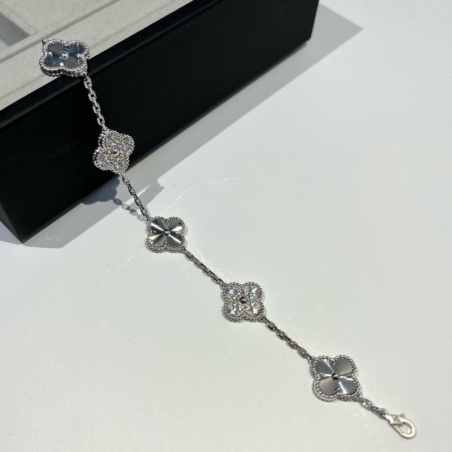 [Moco jewelrys] CLOVER 5 MOTIF LASER BRACELET COLLECTION