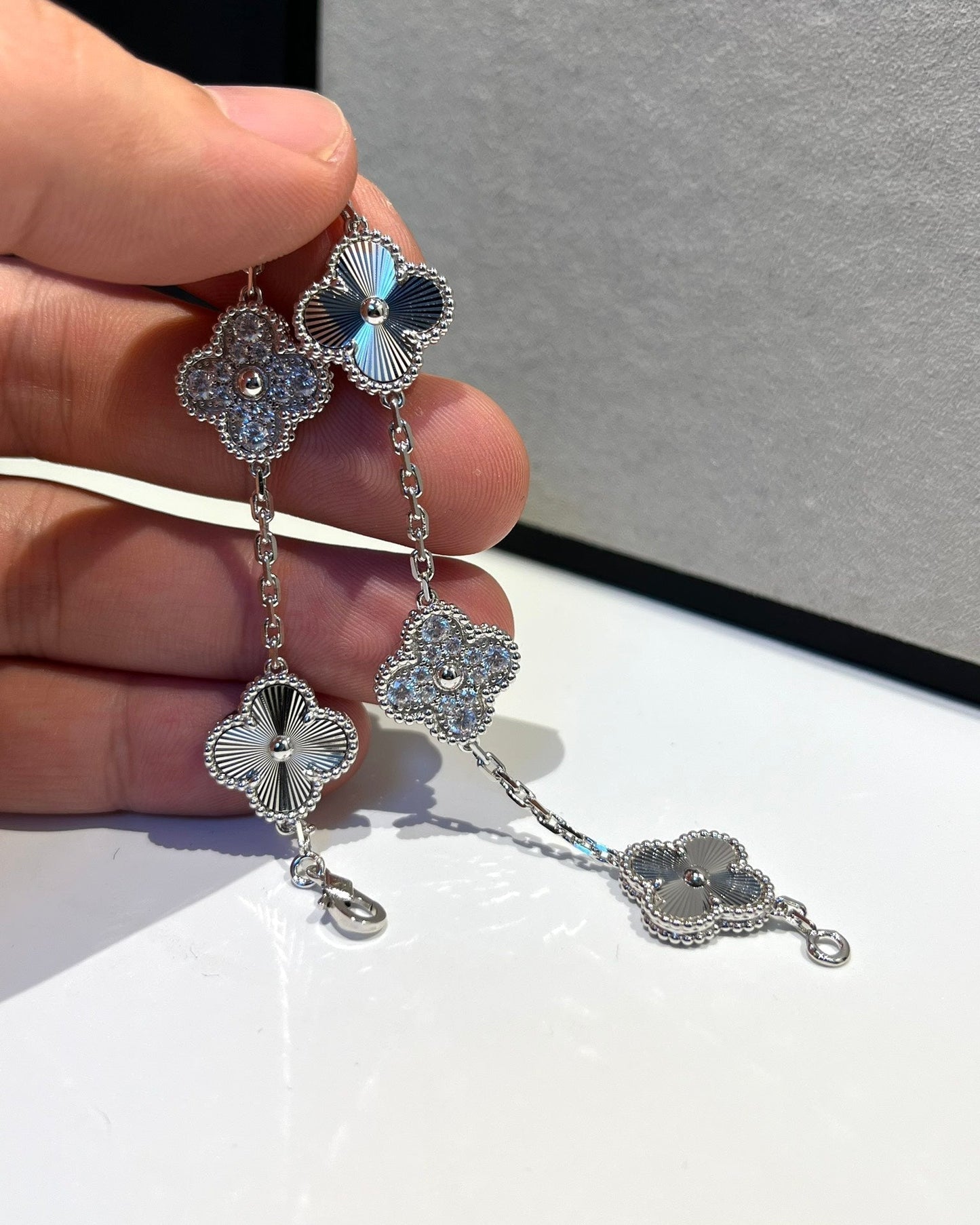 [Moco jewelrys] CLOVER 5 MOTIF LASER BRACELET COLLECTION