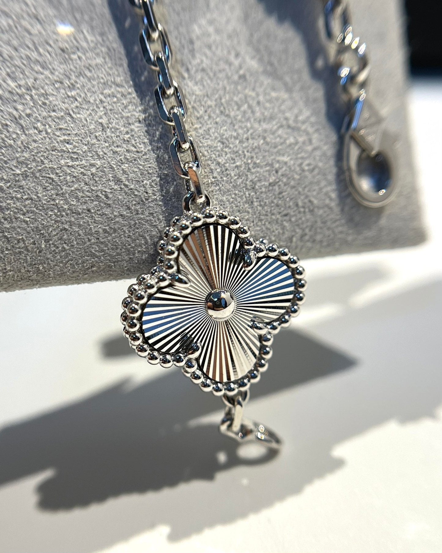 [Moco jewelrys] CLOVER 5 MOTIF LASER BRACELET COLLECTION