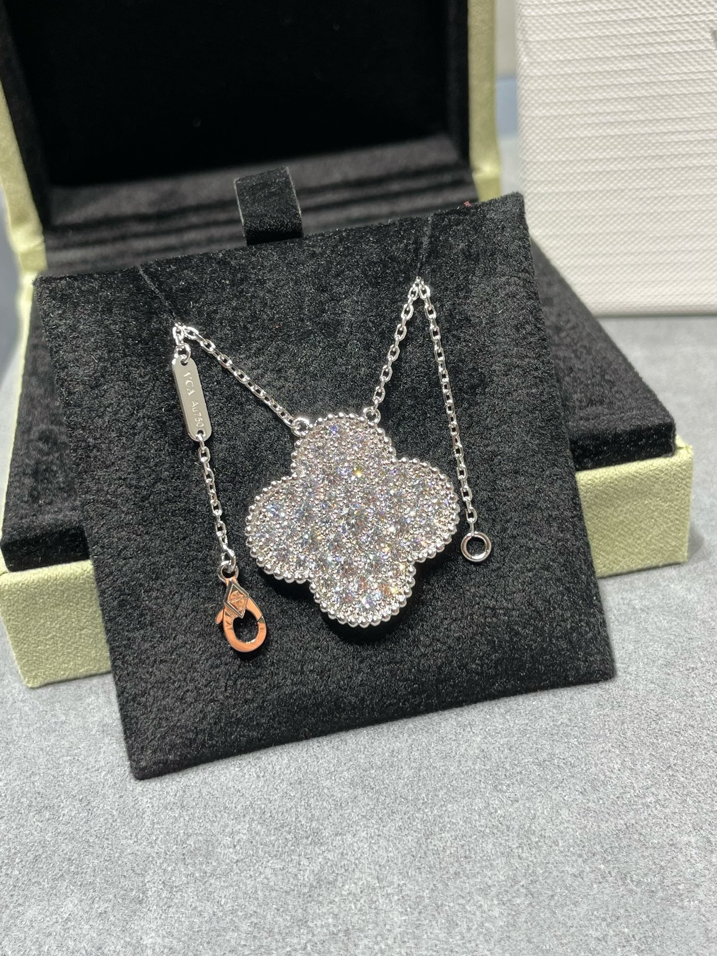 [moco jewelrys]CLOVER 25MM GROSSER ANHÄNGER MIT DIAMANTENPAVED SILBERKETTE