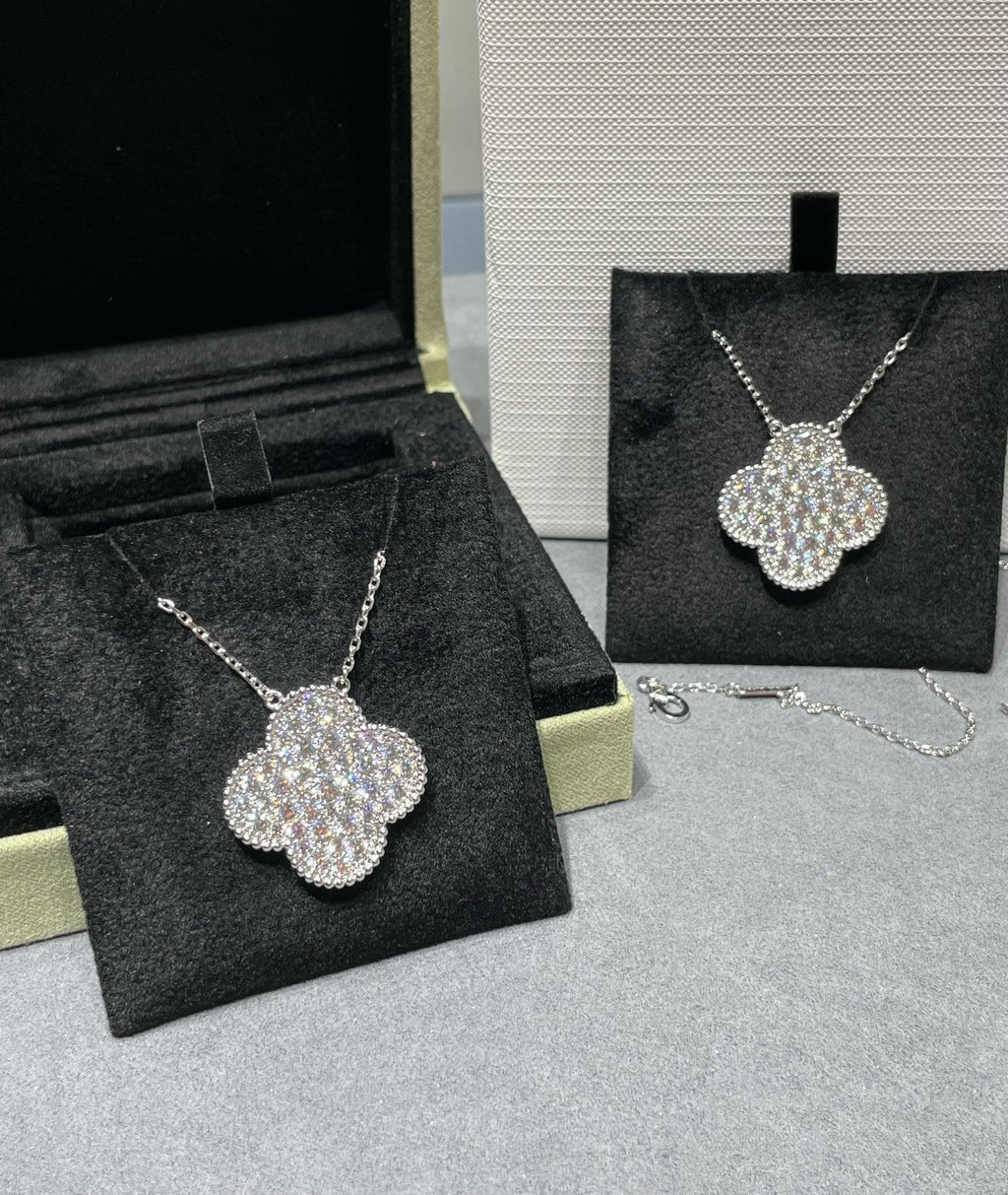??Loco?¡¥CLOVER 25MM LARGE PENDANT DIAMOND PAVED SILVER NECKLACE