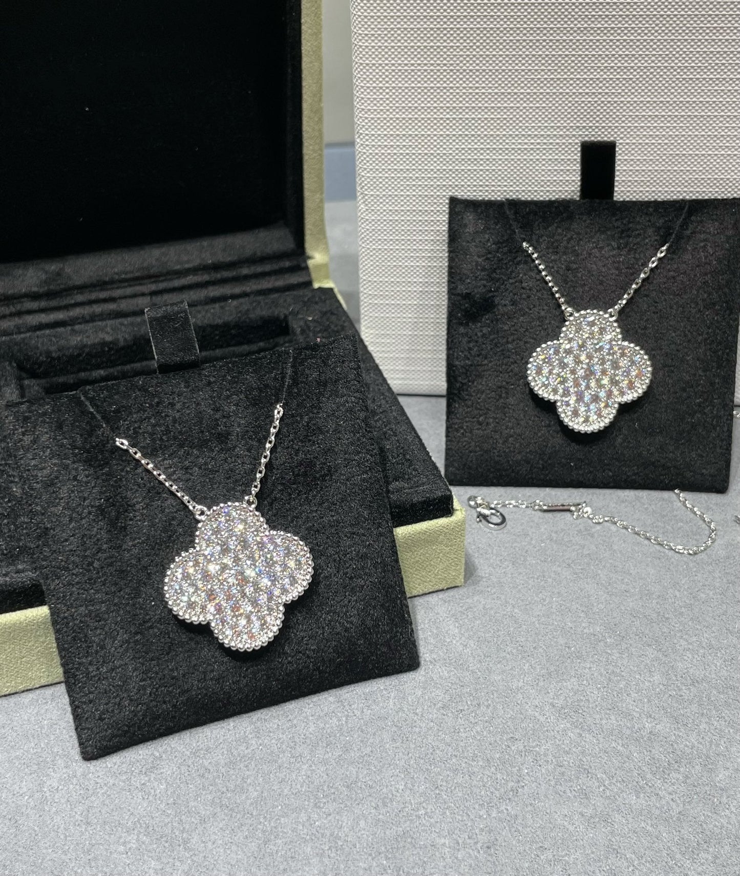 [moco jewelrys]CLOVER 25MM GROSSER ANHÄNGER MIT DIAMANTENPAVED SILBERKETTE