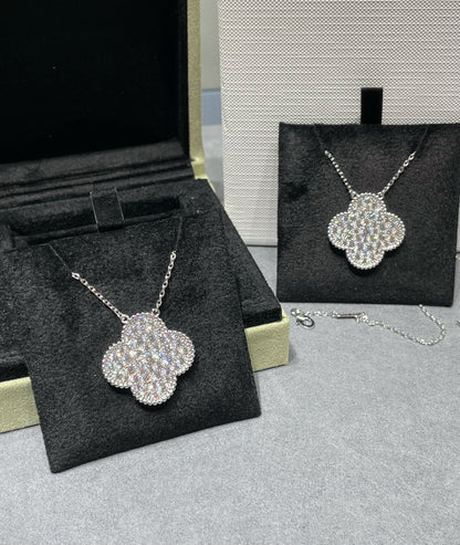 [moco jewelrys]CLOVER 25MM GROSSER ANHÄNGER MIT DIAMANTENPAVED SILBERKETTE