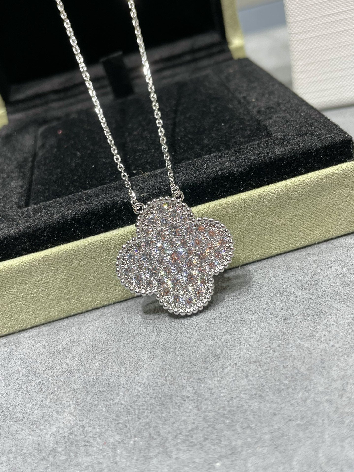 [moco jewelrys]CLOVER 25MM GROSSER ANHÄNGER MIT DIAMANTENPAVED SILBERKETTE