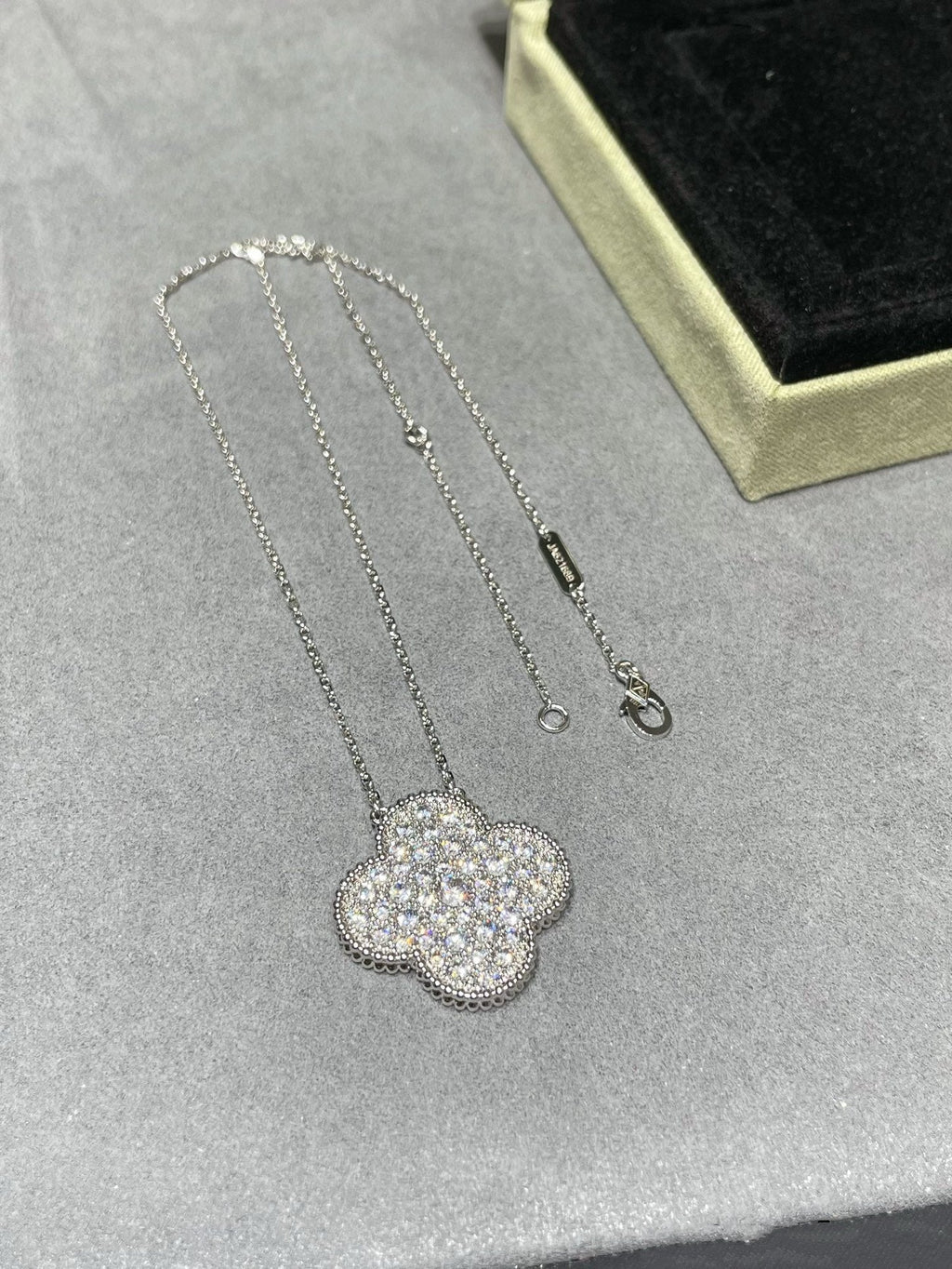 ??Loco?¡¥CLOVER 25MM LARGE PENDANT DIAMOND PAVED SILVER NECKLACE