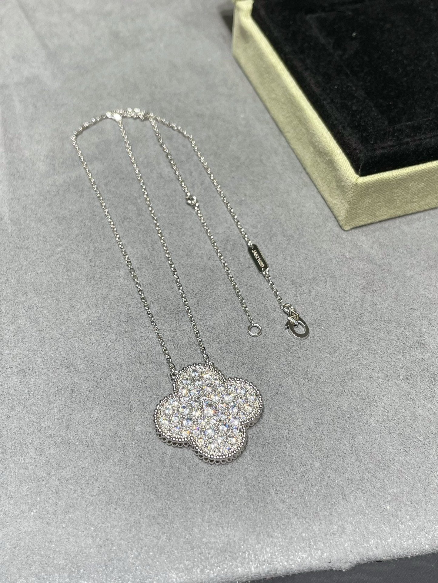[moco jewelrys]CLOVER 25MM GROSSER ANHÄNGER MIT DIAMANTENPAVED SILBERKETTE