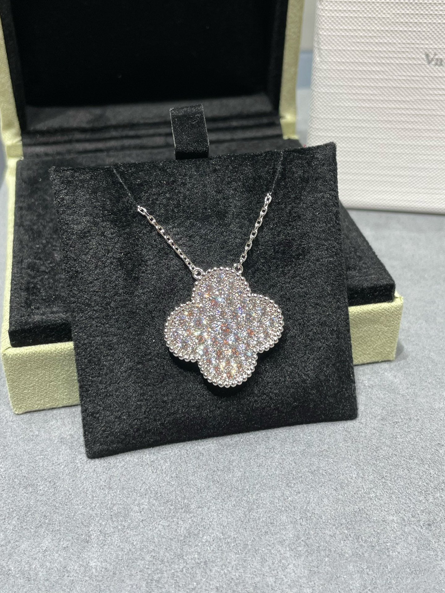 ??Loco?¡¥CLOVER 25MM LARGE PENDANT DIAMOND PAVED SILVER NECKLACE