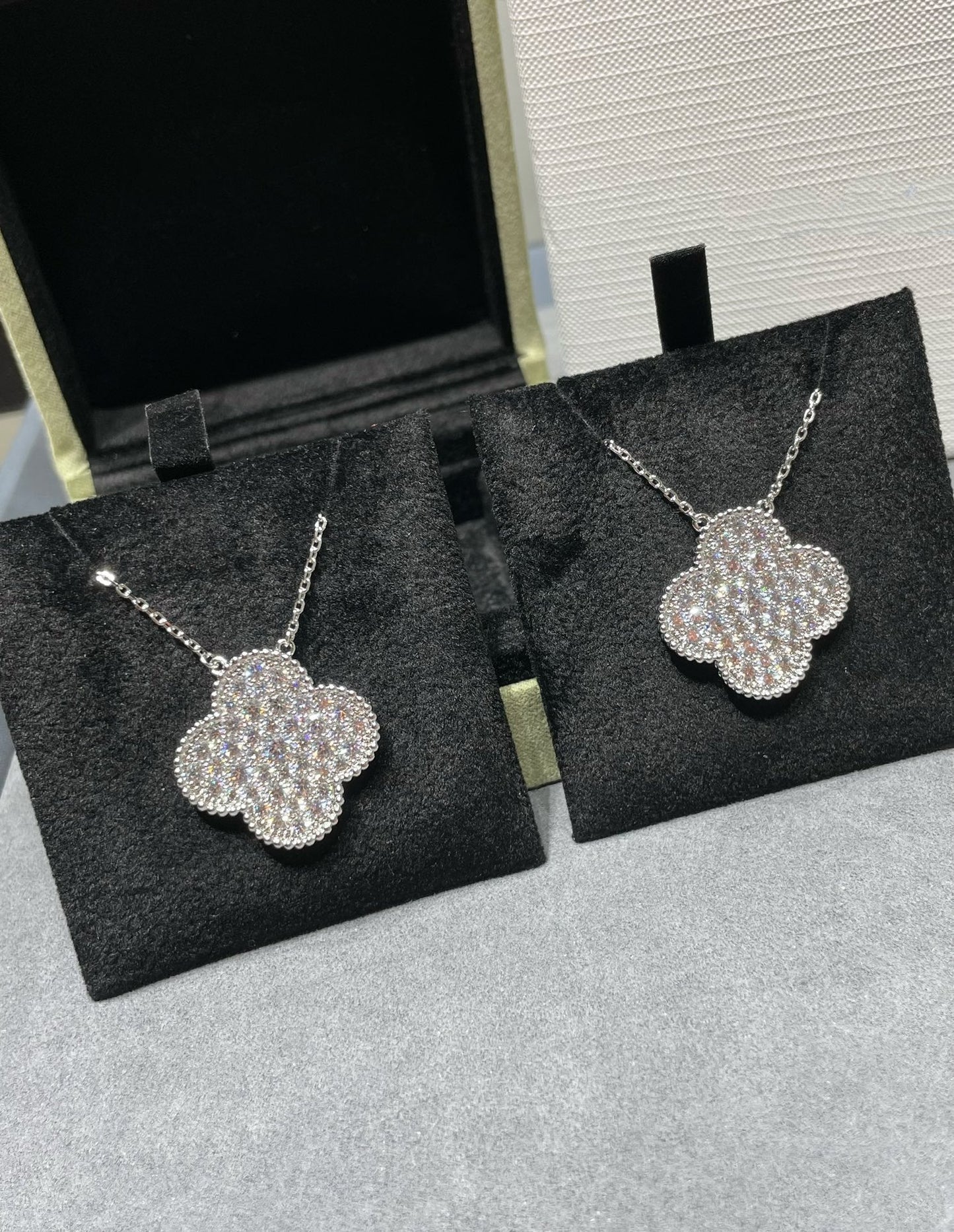 [moco jewelrys]CLOVER 25MM GROSSER ANHÄNGER MIT DIAMANTENPAVED SILBERKETTE