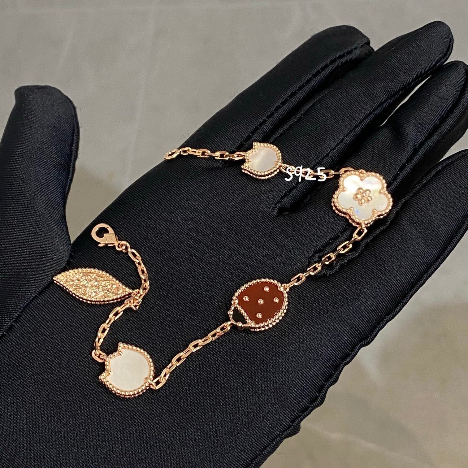 ??Loco?¡¥LUCKY SPRING 5 MOTIF BRACELET