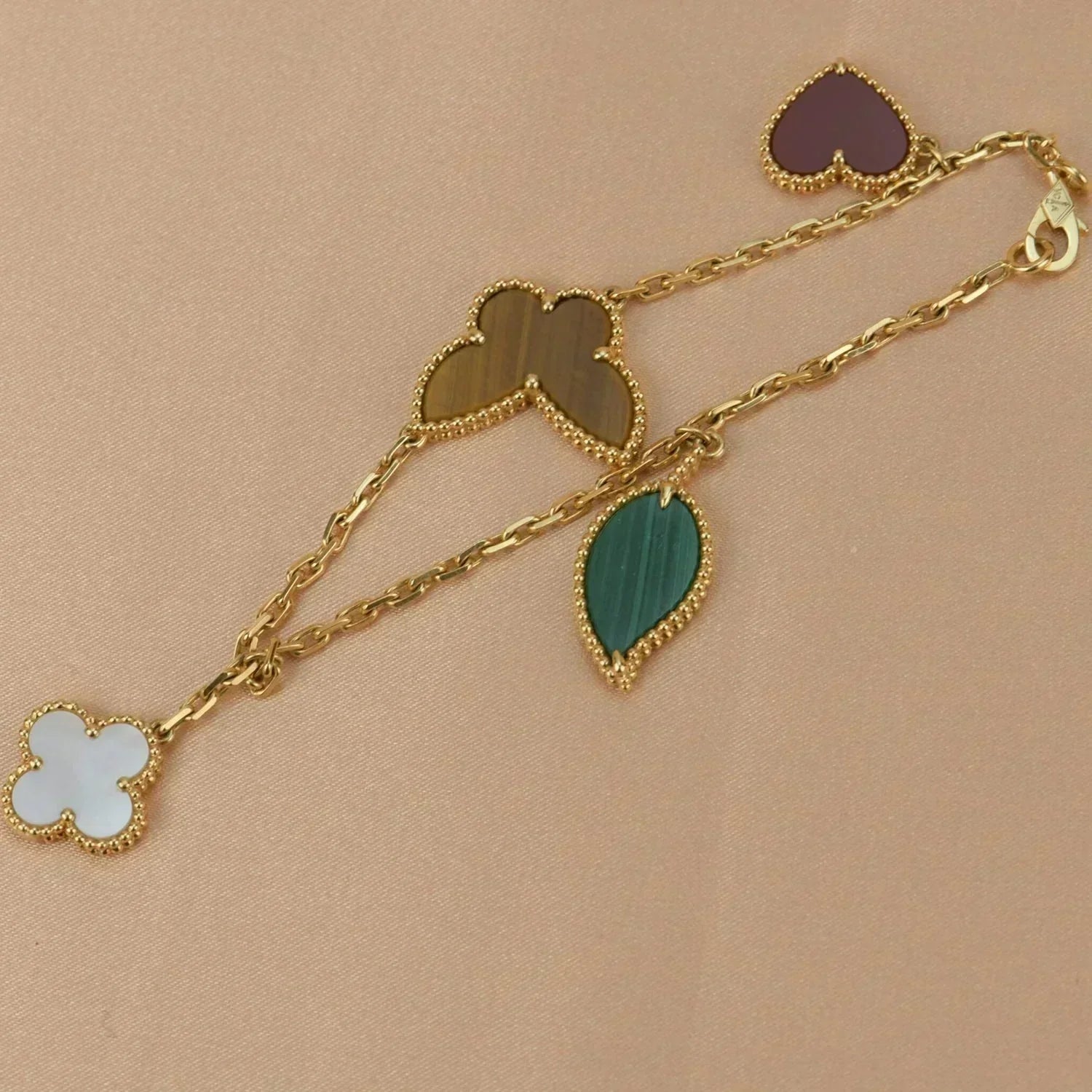 ??Loco?¡¥LUCKY SPRING 5 MOTIF GOLD BRACELET