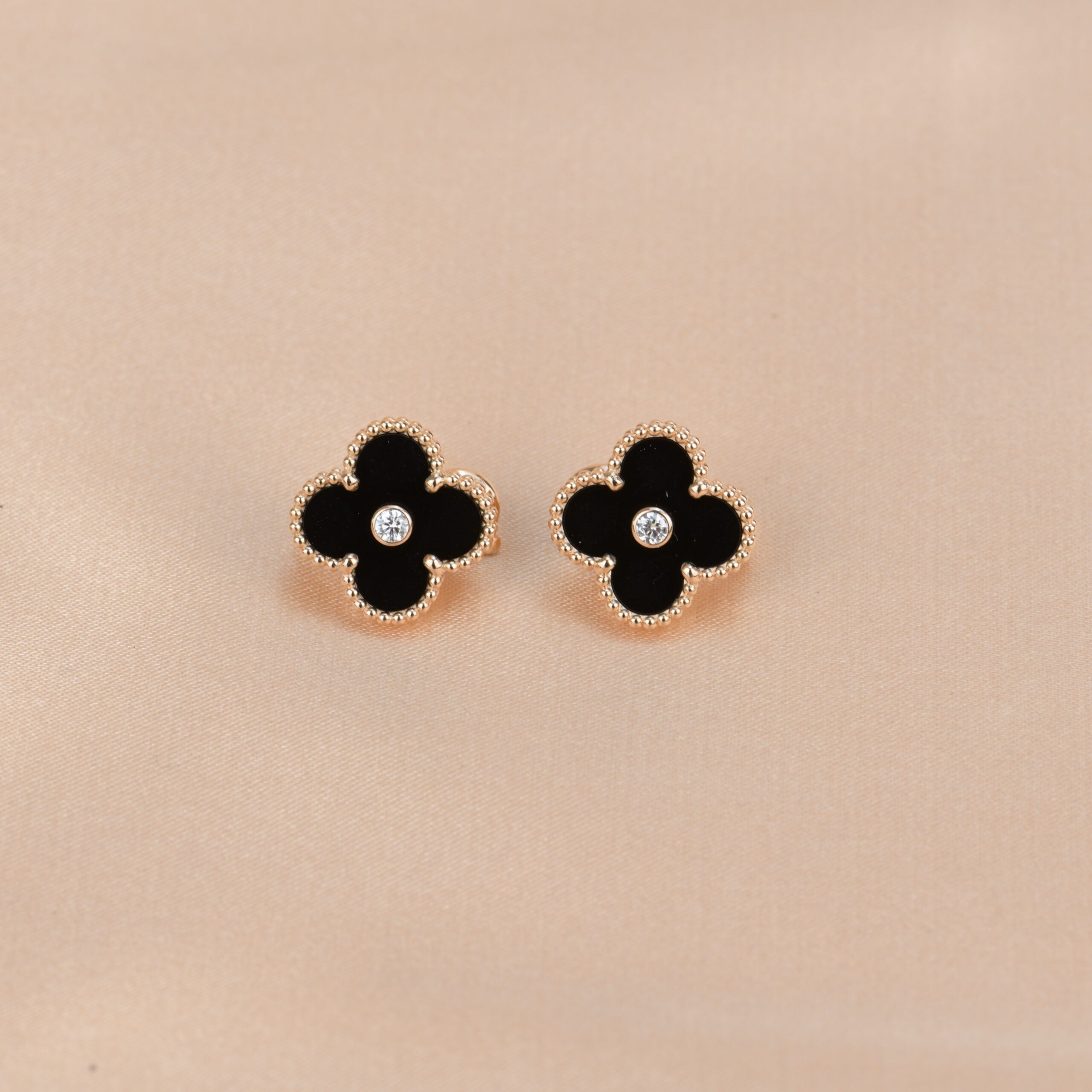 ??Loco?¡¥CLOVER MEDIUM 1 MOTIFS ONYX DIAMOND EARRINGS