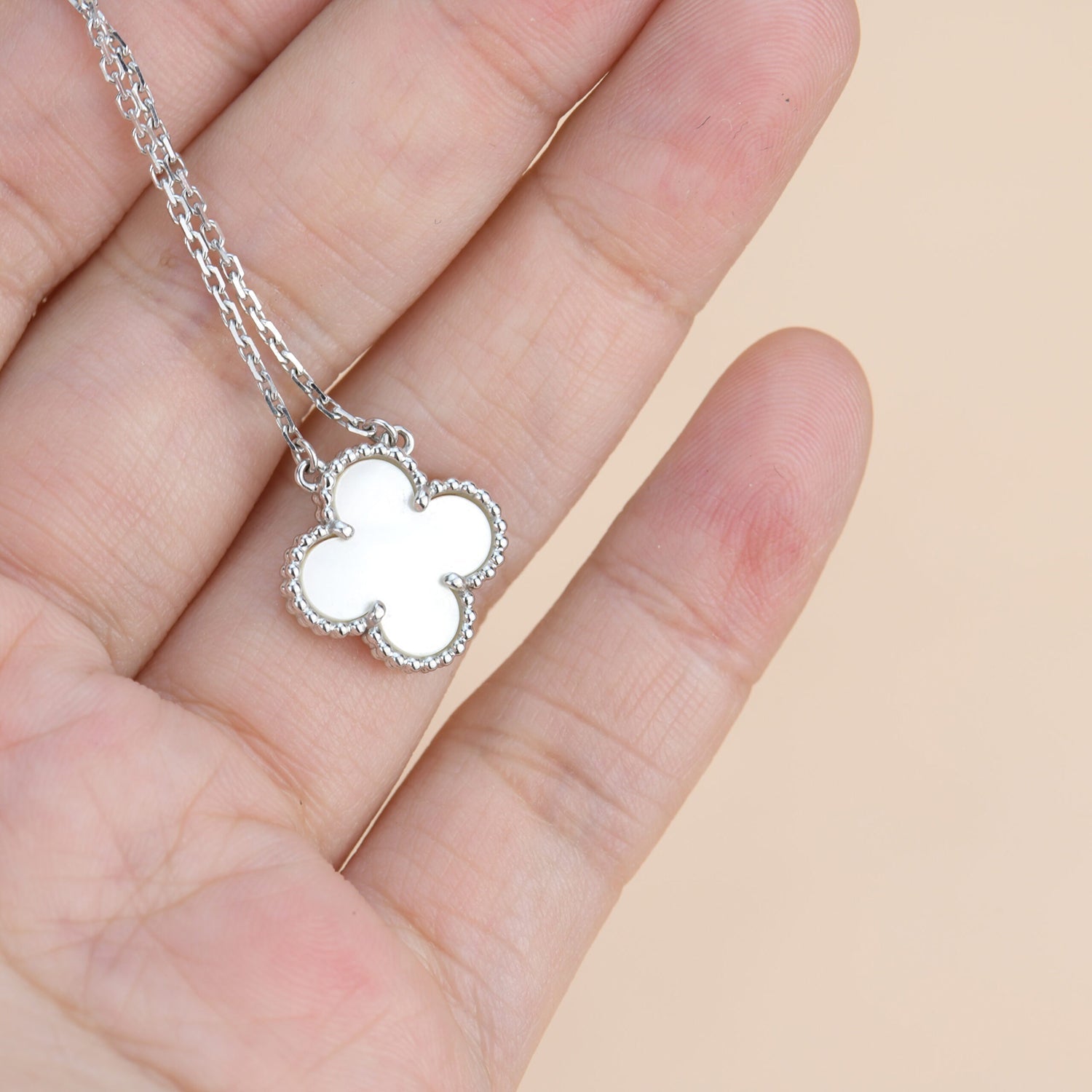 ??Loco?¡¥CLOVER  15MM WHITE MOTHER-OF-PEARL SILVER