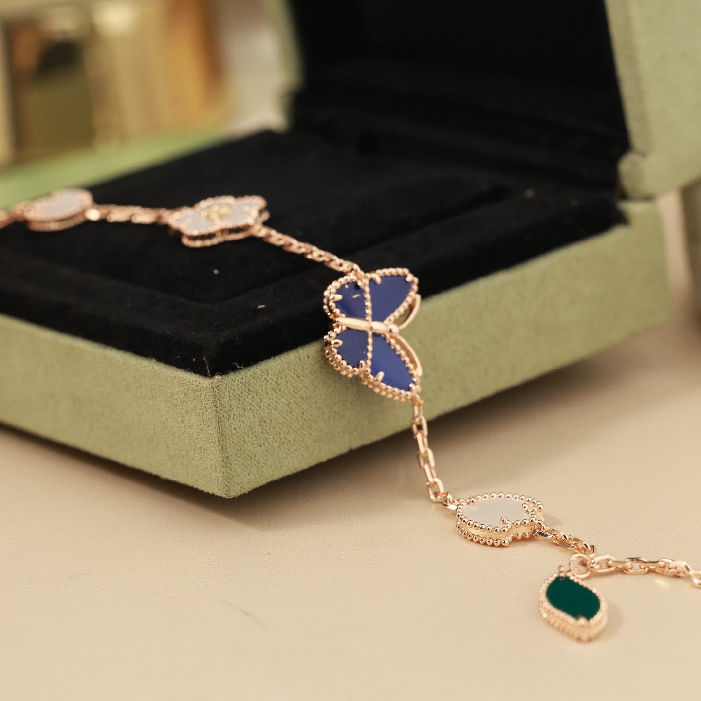 [moco jewelrys JURI]LUCKY SPRING BUTTERFLY 5 MOTIF BRACELET