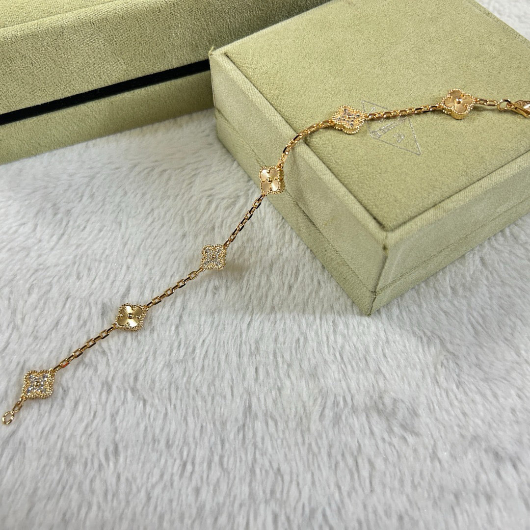 [??Loco?¡¥]CLOVER 6 MOTIF DIAMOND LASER BRACELET