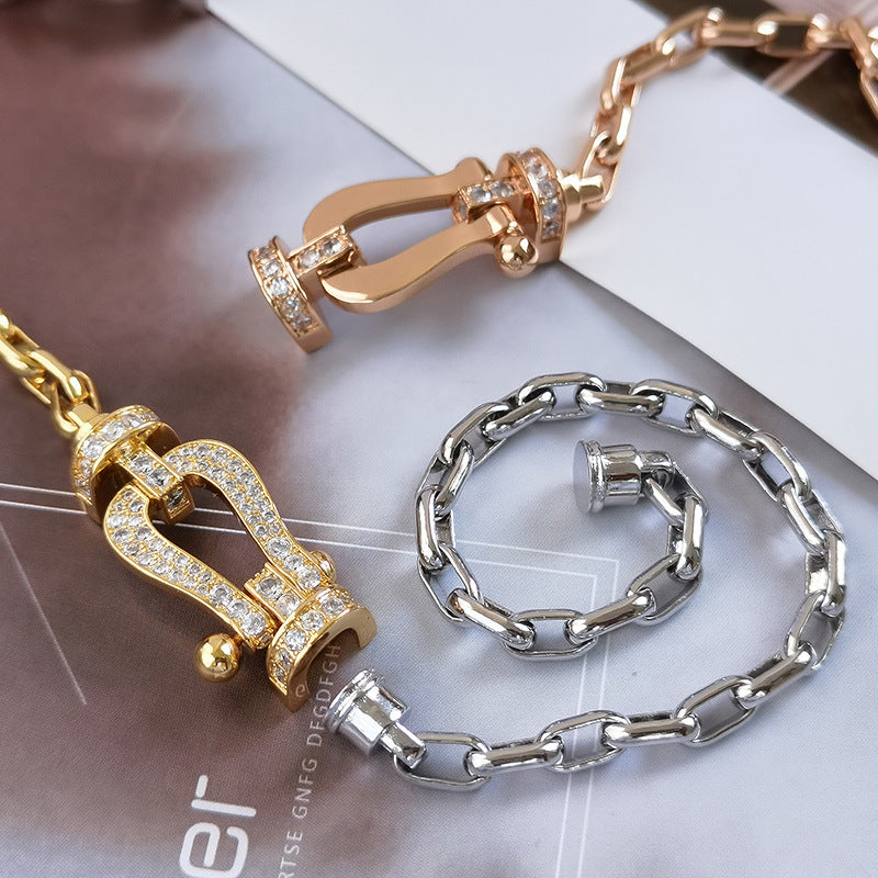 [moco jewelrys] Großes Metallarmband mit Hufeisenverschluss