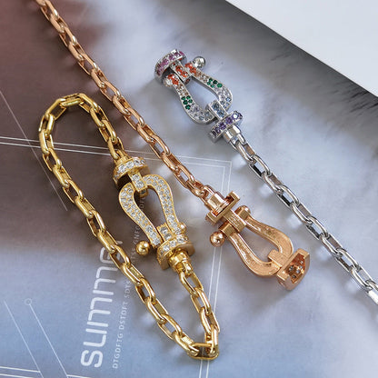 [moco jewelrys] Großes Metallarmband mit Hufeisenverschluss