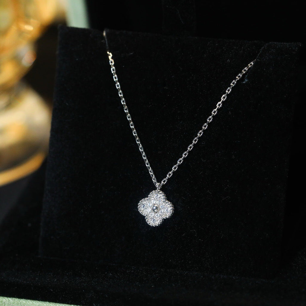 ??Loco?¡¥CLOVER MINI 9.5MM PENDANT DIAMOND NECKLACE