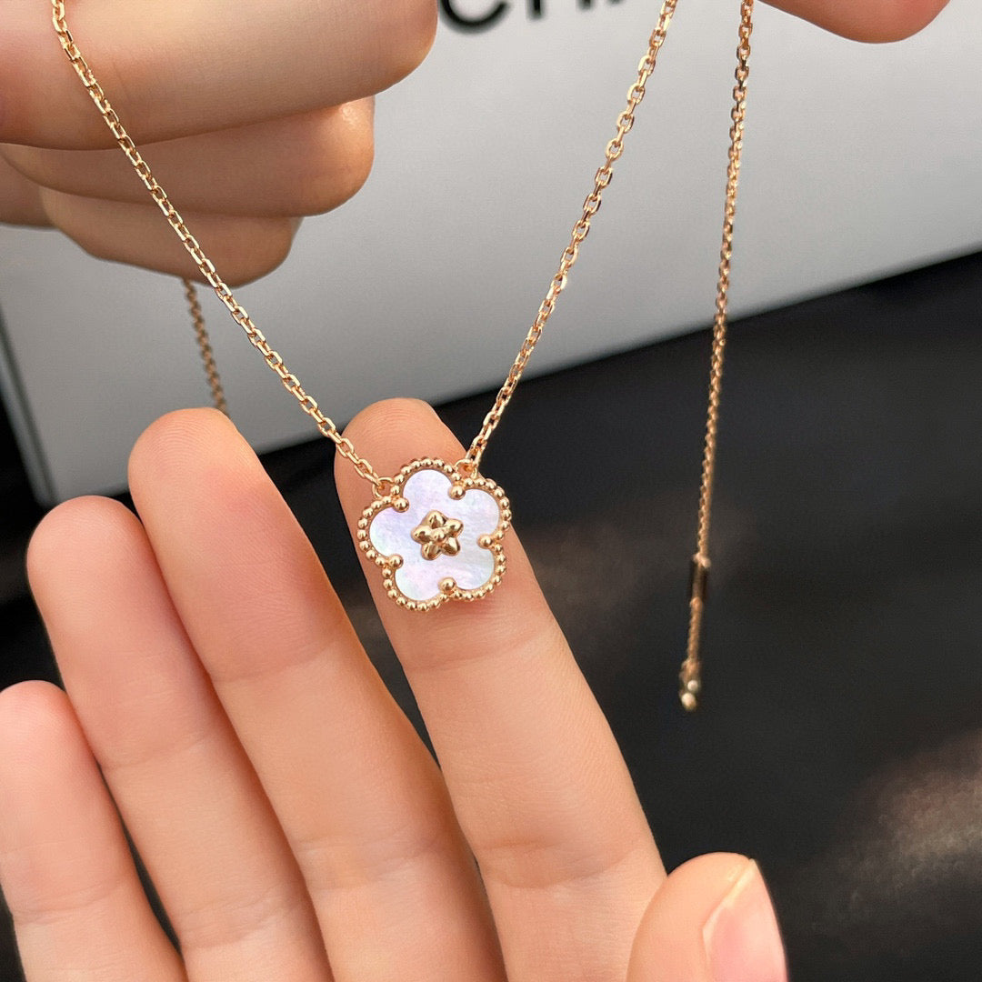 ??Loco?¡¥LUCKY  WHITE MOP  PLUM BLOSSOM NECKLACE