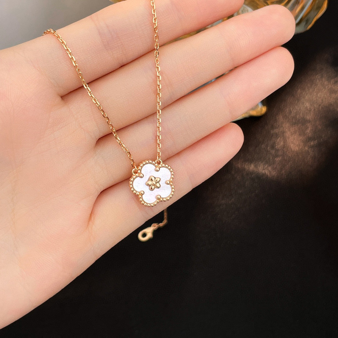 ??Loco?¡¥LUCKY  WHITE MOP  PLUM BLOSSOM NECKLACE