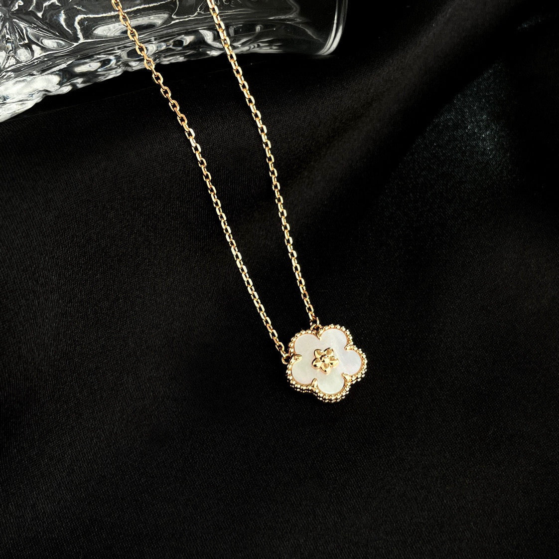??Loco?¡¥LUCKY  WHITE MOP  PLUM BLOSSOM NECKLACE