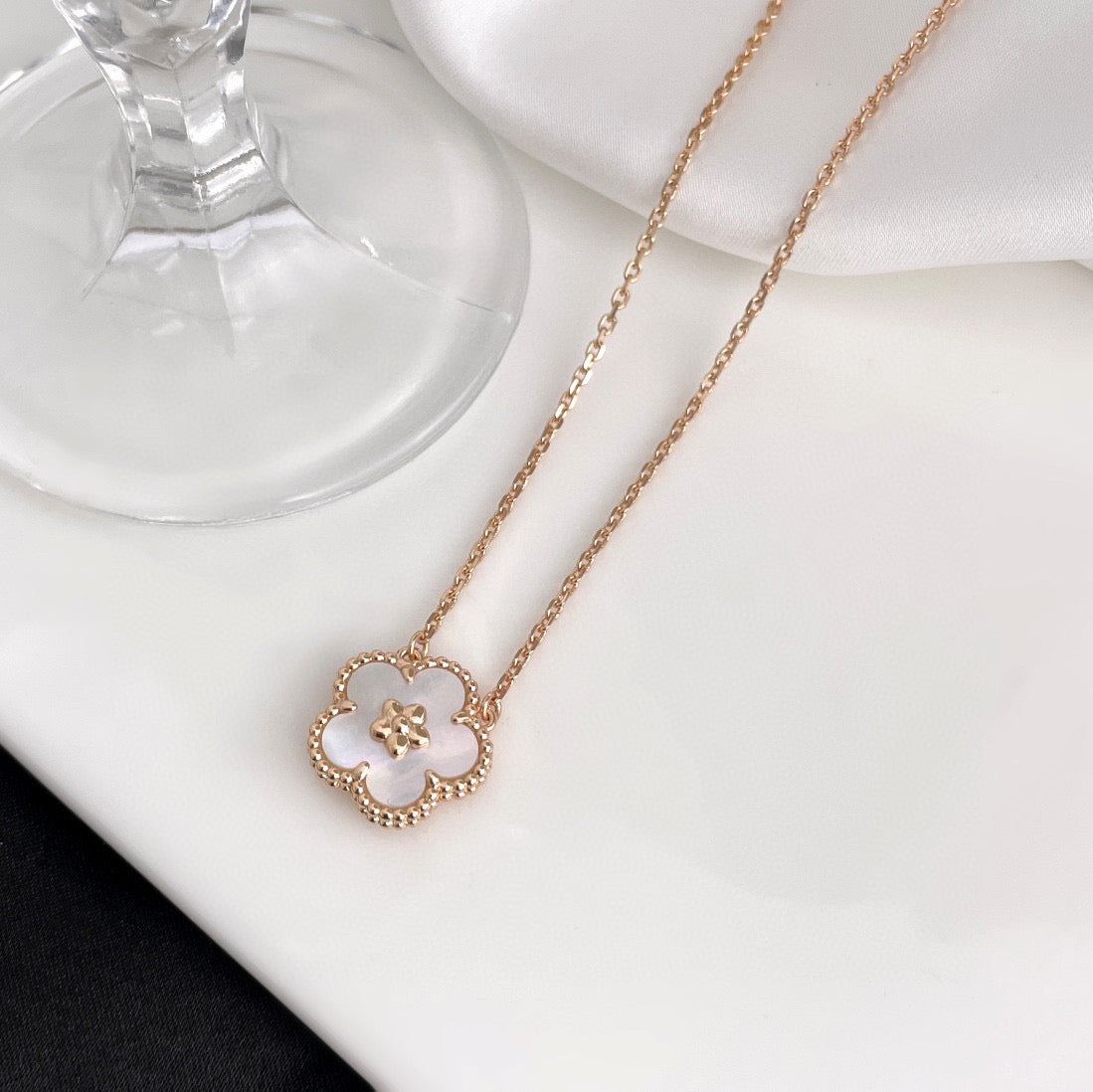 ??Loco?¡¥LUCKY  WHITE MOP  PLUM BLOSSOM NECKLACE