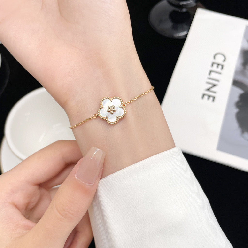 ??Loco?¡¥LUCKY WHITE MOP PLUM BLOSSOM  BRACELET