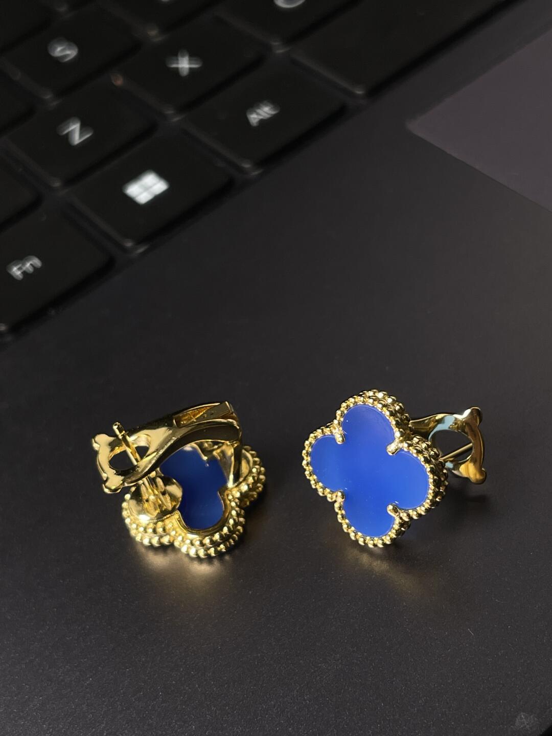 [Moco ] CLOVER LARGE (20mm) 1 MOTIFS BLUE MOP STUD EARRINGS