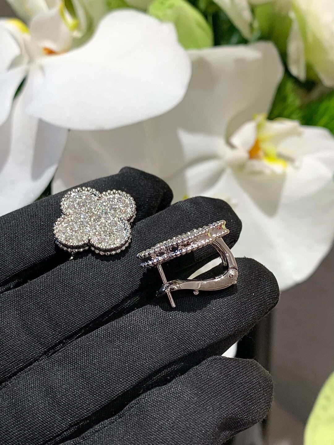 [Moco ]CLOVER 20MM MOTIFS DIAMOND STUD EARRINGS SILVER